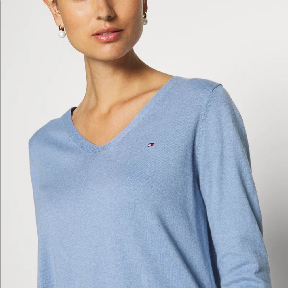 TOMMY HILFIGER LIGHT BLUE V NECK SWEATER